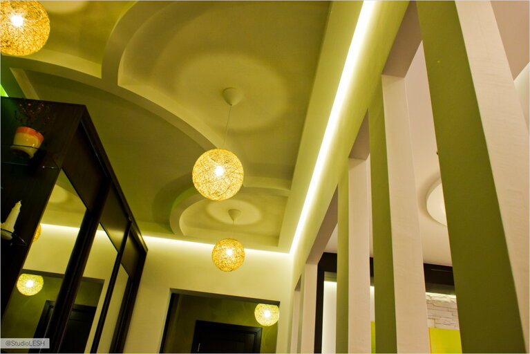 Классная тень от светильников в коридоре 